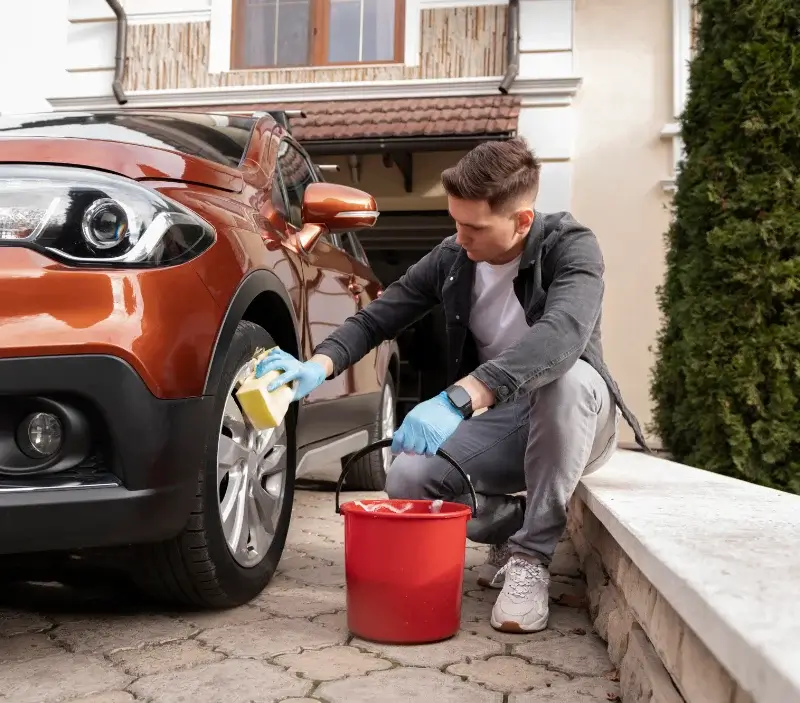 Lavage auto à domicile Champrond-en-Perchet : professionnel intervenant sur un véhicule